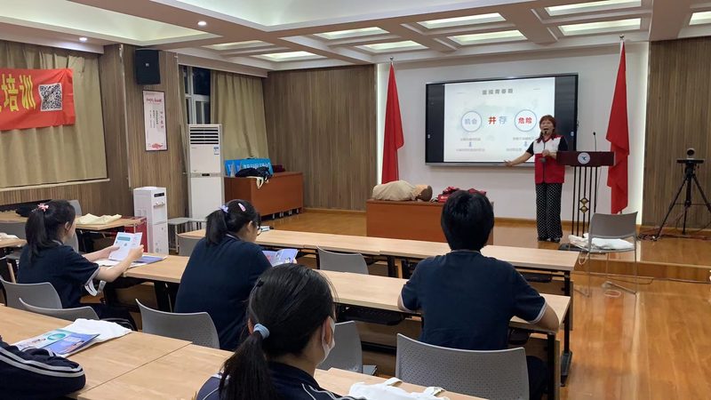 成人专升本正规机构的收费标准通常由以下几部分构成：